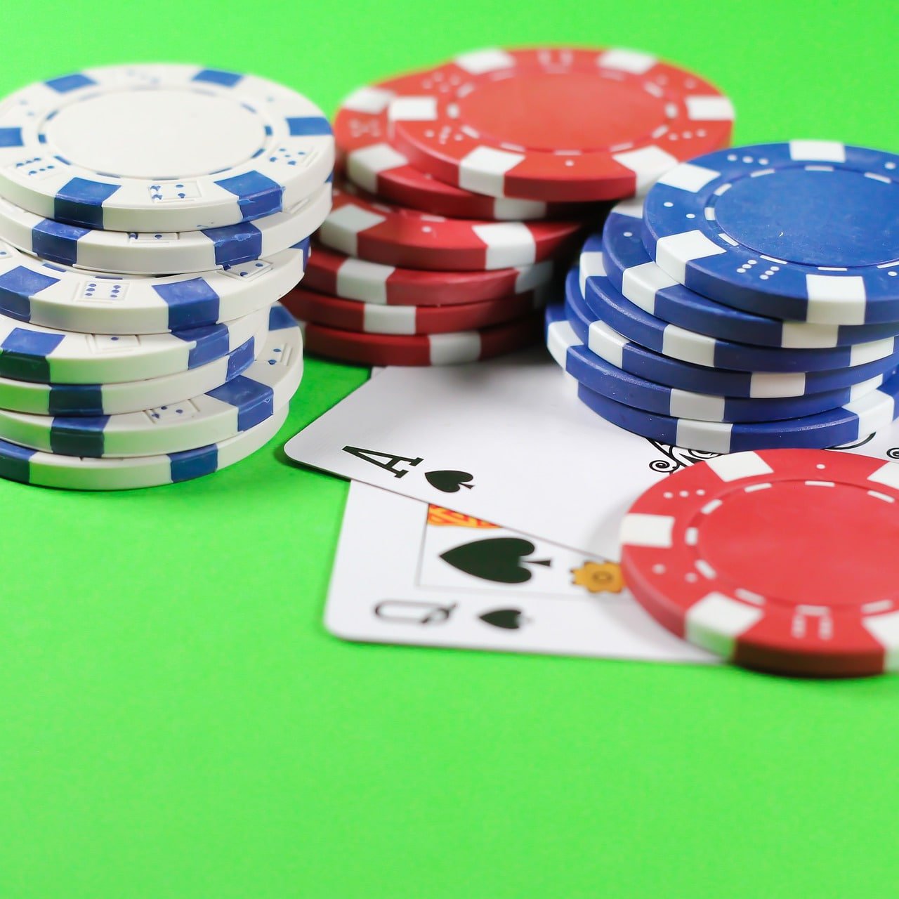 Antarmuka permainan Monopoly Live di mastogel dengan roda putar dan zona taruhan